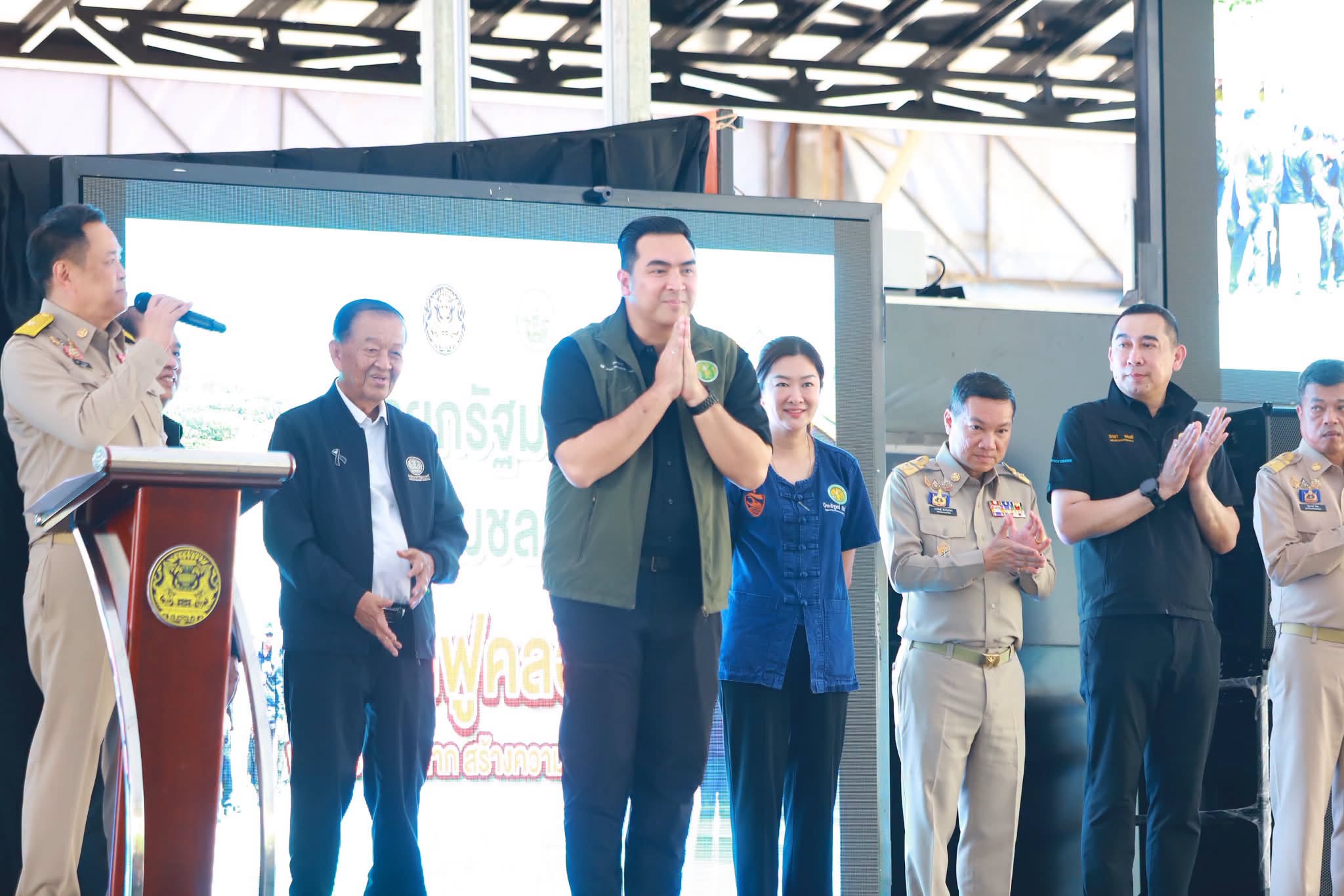 title - เลขาธิการ ส.ป.ก. พร้อมคณะ ร่วมลงพื้นที่กับคณะนายกรัฐมนตรี ติดตามการบริหารจัดการน้ำ เพิ่มศักยภาพระบายน้ำ ลดเสี่ยงน้ำท่วมหาดใหญ่ 